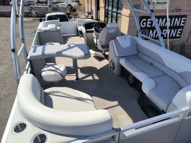 Slide: The Image of Tahoe LTZ Entertainer 25 FT 2025 - 14