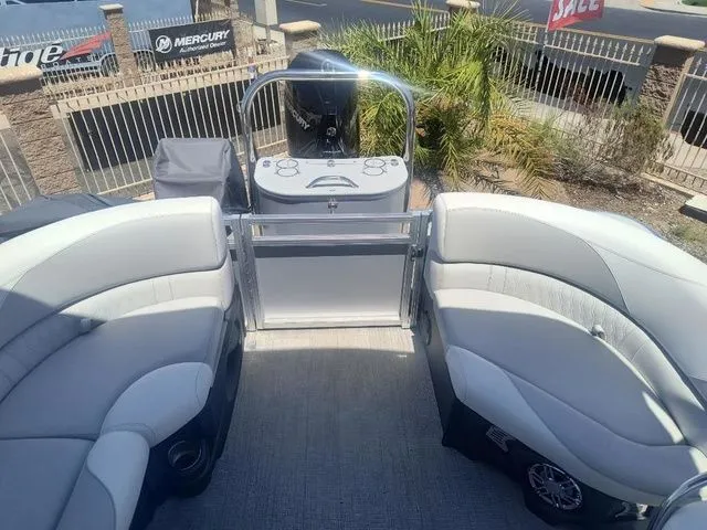 Slide: The Image of Tahoe LTZ Entertainer 25 FT 2025 - 16