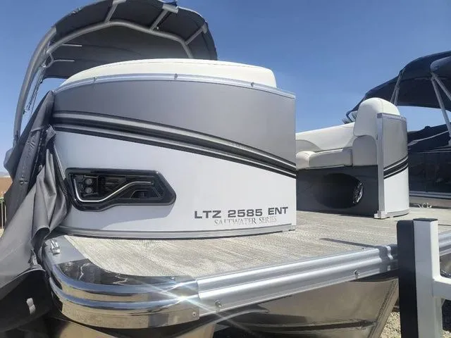 Slide: The Image of Tahoe LTZ Entertainer 25 FT 2025 - 23