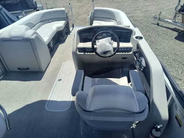 Slide: The Image of Tahoe LTZ Entertainer 25 FT 2025 - 24