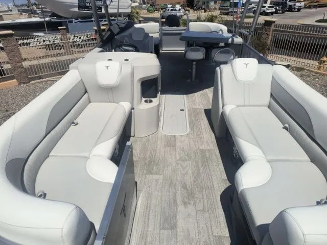Slide: The Image of Tahoe LTZ Entertainer 25 FT 2025 - 25