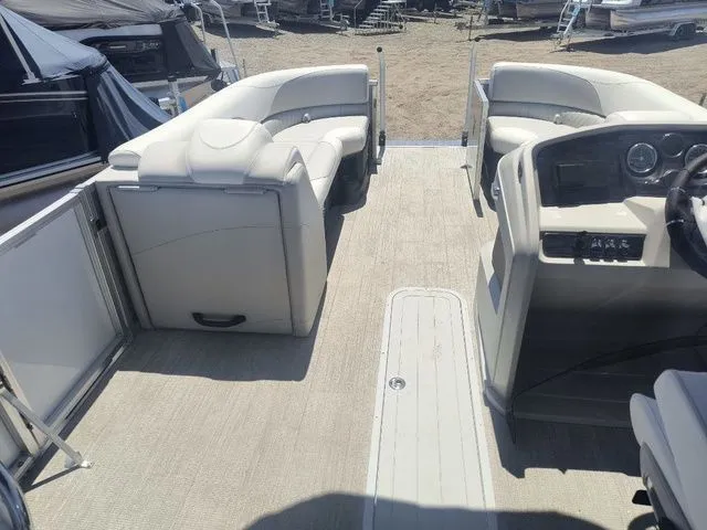 Slide: The Image of Tahoe LTZ Entertainer 25 FT 2025 - 26