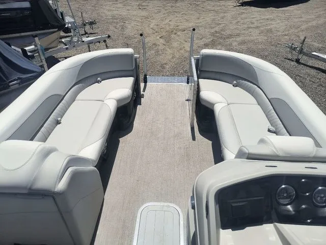 Slide: The Image of Tahoe LTZ Entertainer 25 FT 2025 - 28