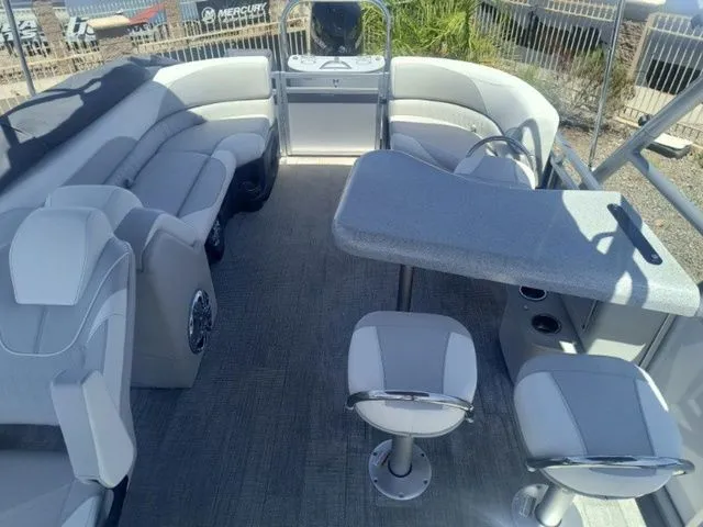 Slide: The Image of Tahoe LTZ Entertainer 25 FT 2025 - 29