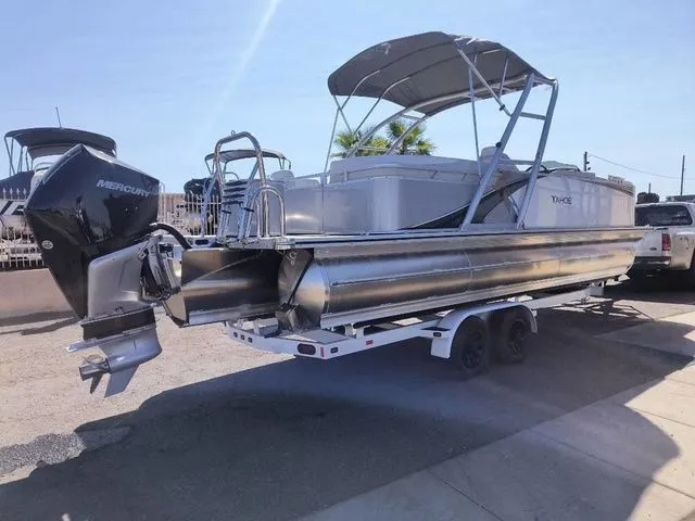 Slide: The Image of Tahoe LTZ Entertainer 25 FT 2025 - 4