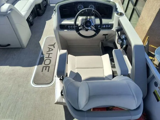 Slide: The Image of Tahoe LTZ Entertainer 25 FT 2025 - 7