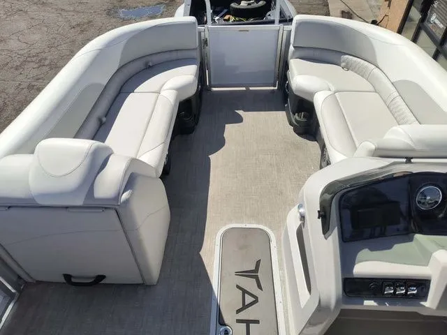 Slide: The Image of Tahoe LTZ Entertainer 25 FT 2025 - 8