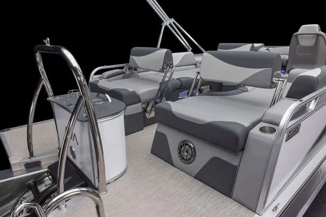 Slide: The Image of Tahoe LTZ Quad Lounger Shift 23 FT 2025 - 14