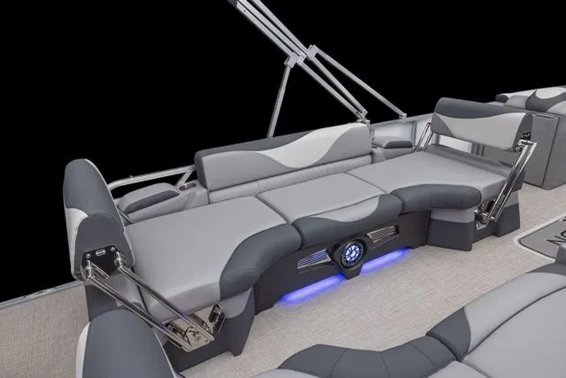 Slide: The Image of Tahoe LTZ Quad Lounger Shift 23 FT 2025 - 15