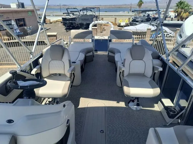 Slide: The Image of Tahoe LTZ Quad Lounger Shift 23 FT 2025 - 18