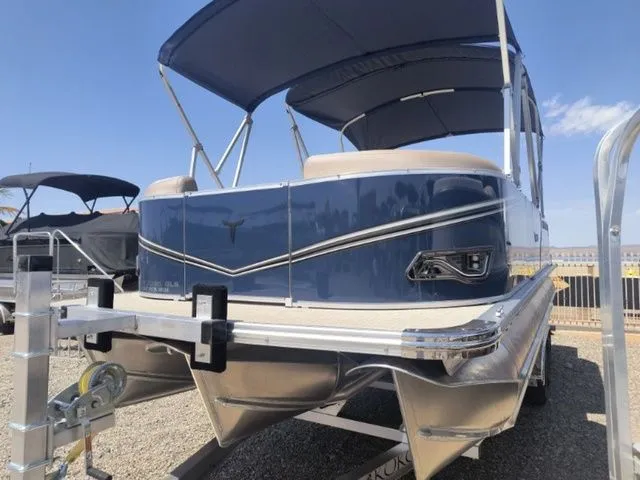 Slide: The Image of Tahoe LTZ Quad Lounger Shift 23 FT 2025 - 21