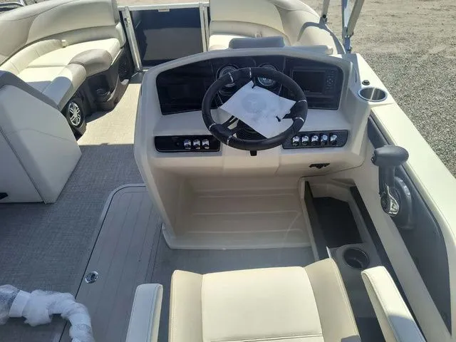 Slide: The Image of Tahoe LTZ Quad Lounger Shift 23 FT 2025 - 22