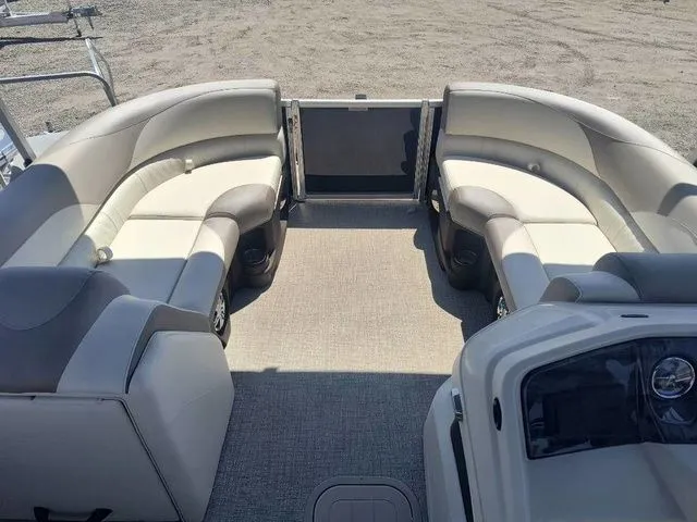 Slide: The Image of Tahoe LTZ Quad Lounger Shift 23 FT 2025 - 27