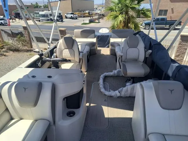 Slide: The Image of Tahoe LTZ Quad Lounger Shift 23 FT 2025 - 28