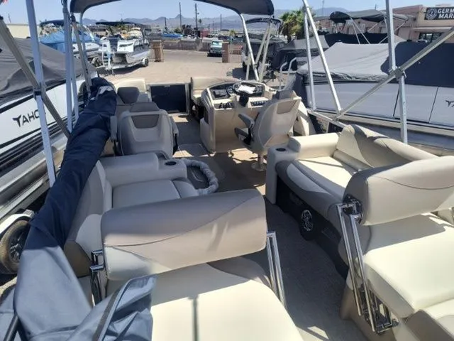 Slide: The Image of Tahoe LTZ Quad Lounger Shift 23 FT 2025 - 32