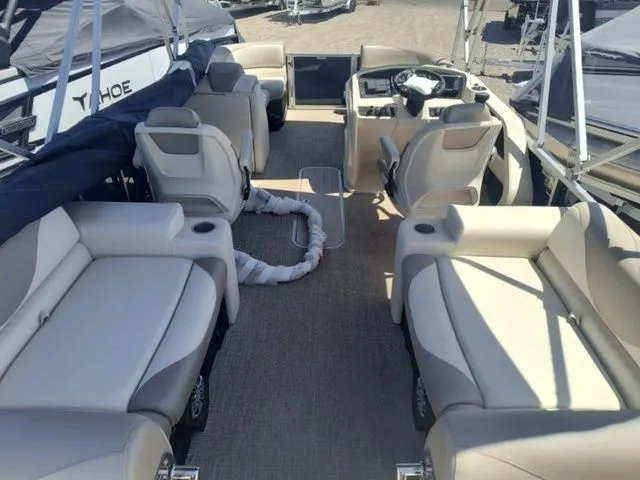 Slide: The Image of Tahoe LTZ Quad Lounger Shift 23 FT 2025 - 33