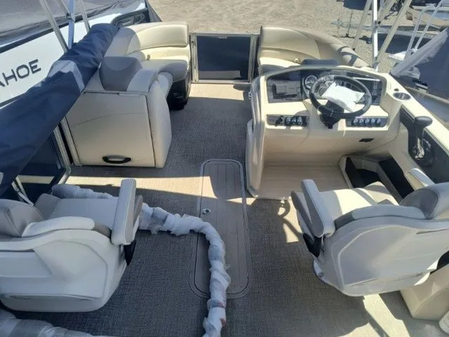 Slide: The Image of Tahoe LTZ Quad Lounger Shift 23 FT 2025 - 34