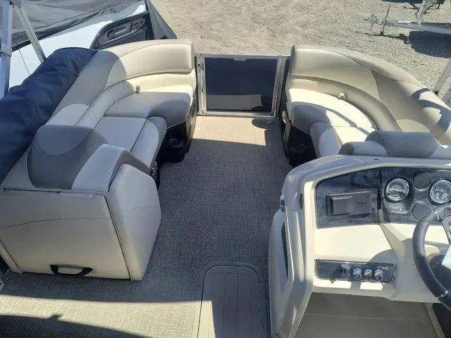 Slide: The Image of Tahoe LTZ Quad Lounger Shift 23 FT 2025 - 35