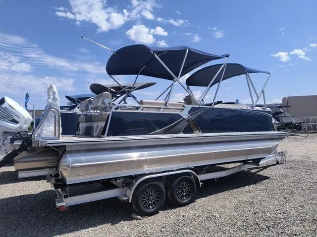 Slide: The Image of Tahoe LTZ Quad Lounger Shift 23 FT 2025 - 7