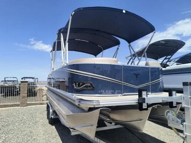 Slide: The Image of Tahoe LTZ Quad Lounger Shift 23 FT 2025 - 8