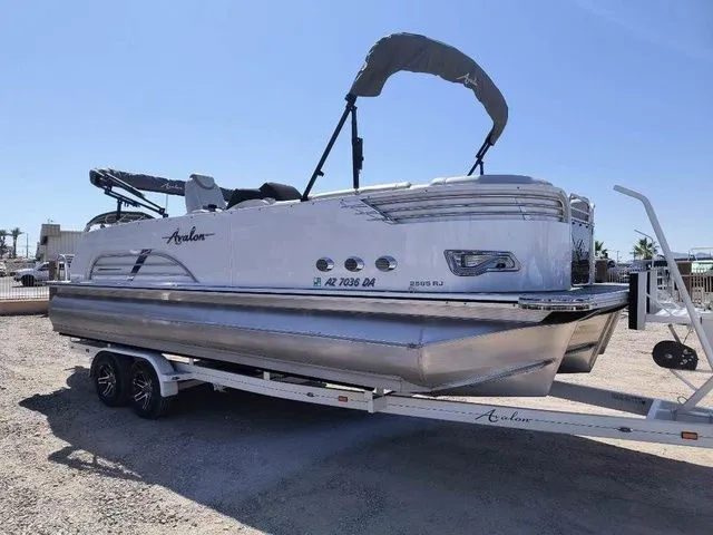 Slide: The Image of Avalon Ambassador Rear J Lounge - 25' 2018 - 10