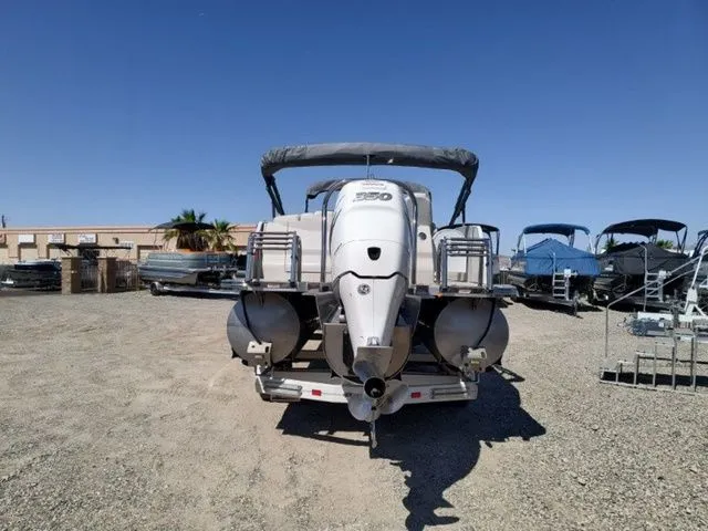 Slide: The Image of Avalon Ambassador Rear J Lounge - 25' 2018 - 13