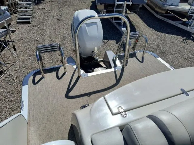 Slide: The Image of Avalon Ambassador Rear J Lounge - 25' 2018 - 14