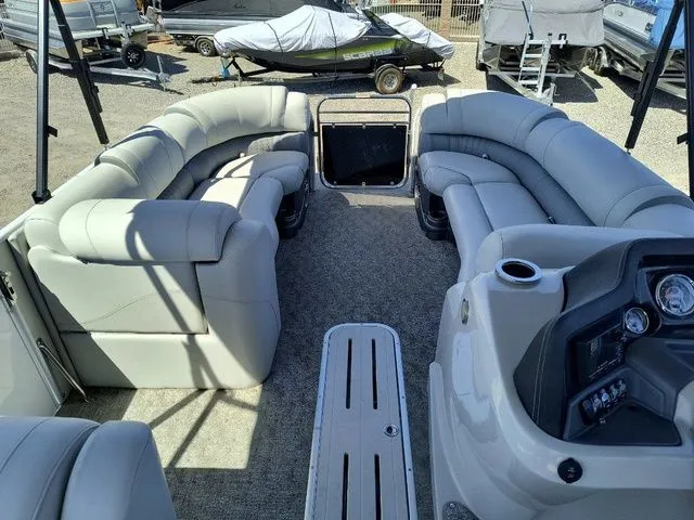 Slide: The Image of Avalon Ambassador Rear J Lounge - 25' 2018 - 16