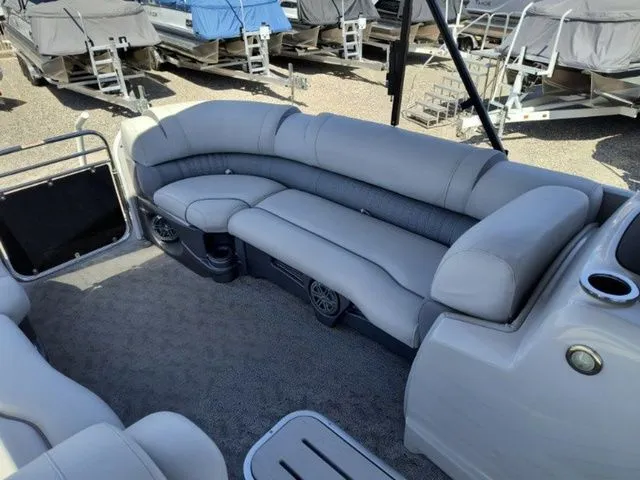 Slide: The Image of Avalon Ambassador Rear J Lounge - 25' 2018 - 17
