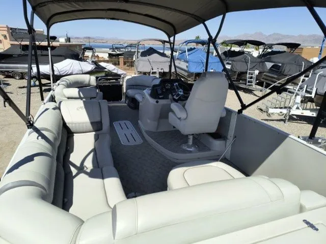 Slide: The Image of Avalon Ambassador Rear J Lounge - 25' 2018 - 18