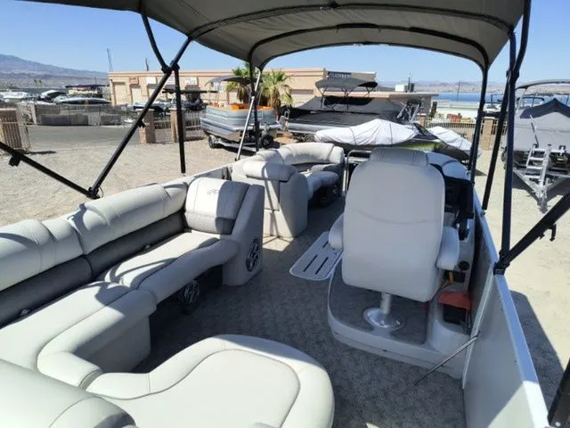 Slide: The Image of Avalon Ambassador Rear J Lounge - 25' 2018 - 19