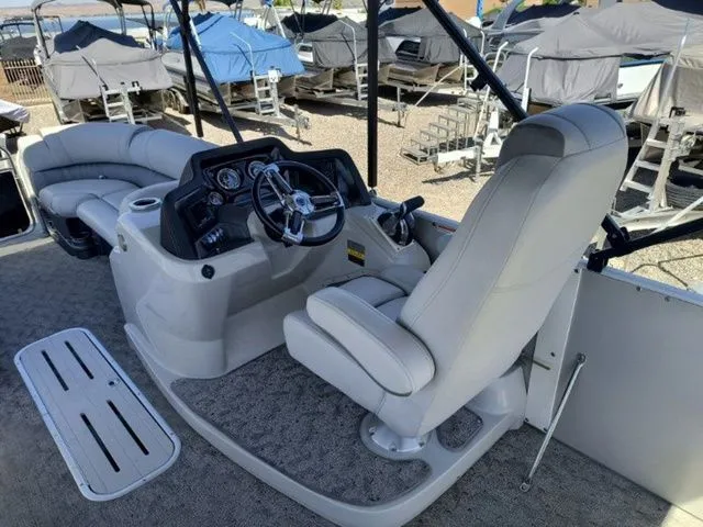 Slide: The Image of Avalon Ambassador Rear J Lounge - 25' 2018 - 20