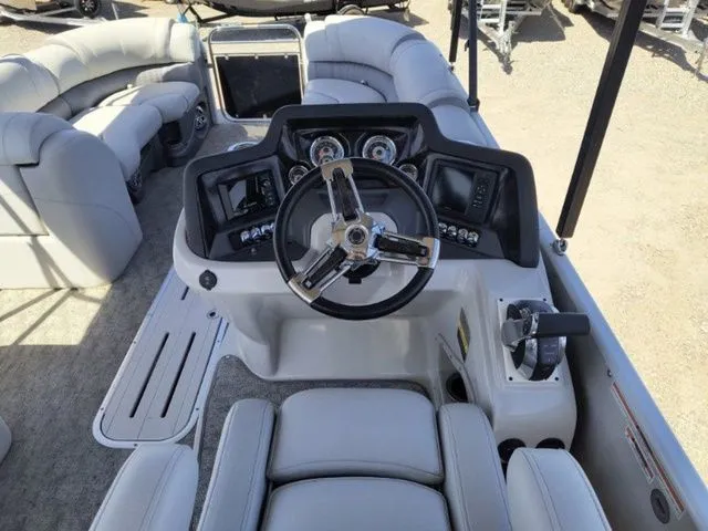 Slide: The Image of Avalon Ambassador Rear J Lounge - 25' 2018 - 21