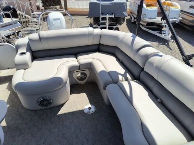 Slide: The Image of Avalon Ambassador Rear J Lounge - 25' 2018 - 23