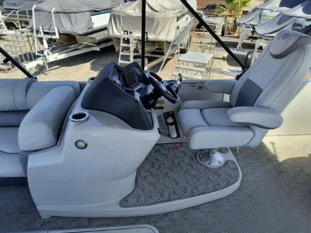 Slide: The Image of Avalon Ambassador Rear J Lounge - 25' 2018 - 25