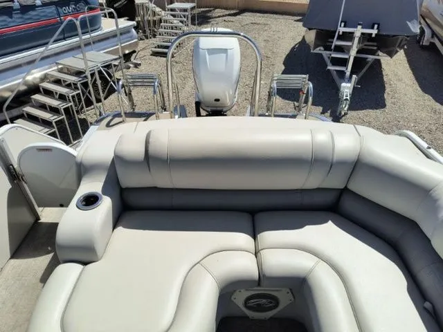 Slide: The Image of Avalon Ambassador Rear J Lounge - 25' 2018 - 26