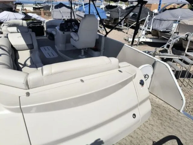 Slide: The Image of Avalon Ambassador Rear J Lounge - 25' 2018 - 27