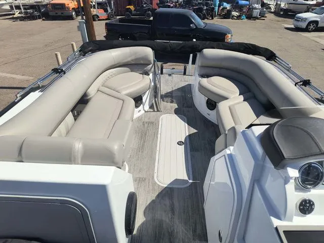 Slide: The Image of Crest Savannah 250 SLSC 3 Toon 2024 - 13