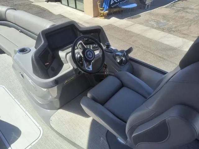 Slide: The Image of Avalon Catalina Platinum Versatile Rear Bench 25 FT 2022 - 10