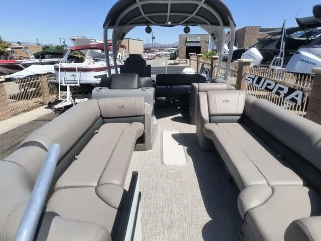 Slide: The Image of Avalon Catalina Platinum Versatile Rear Bench 25 FT 2022 - 11