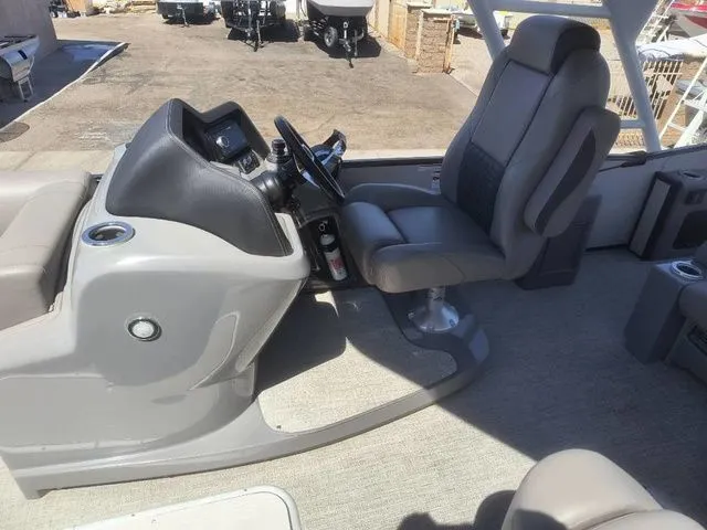 Slide: The Image of Avalon Catalina Platinum Versatile Rear Bench 25 FT 2022 - 12