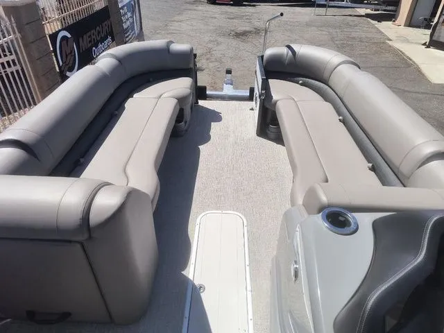 Slide: The Image of Avalon Catalina Platinum Versatile Rear Bench 25 FT 2022 - 14