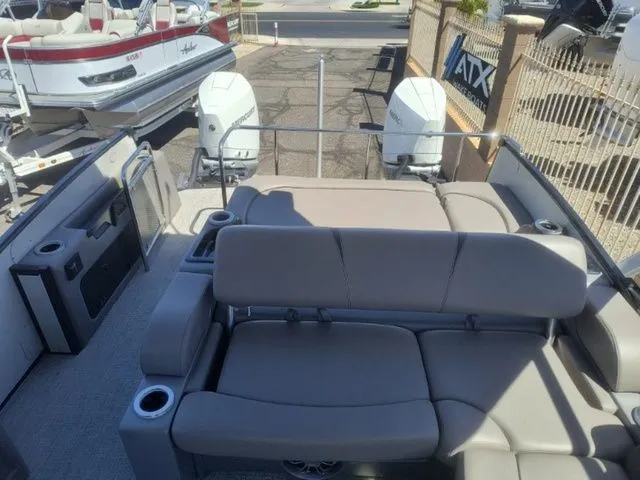 Slide: The Image of Avalon Catalina Platinum Versatile Rear Bench 25 FT 2022 - 17