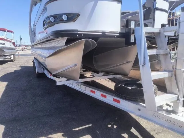 Slide: The Image of Avalon Catalina Platinum Versatile Rear Bench 25 FT 2022 - 18