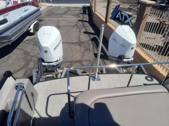 Slide: The Image of Avalon Catalina Platinum Versatile Rear Bench 25 FT 2022 - 19