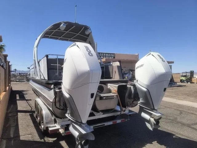 Slide: The Image of Avalon Catalina Platinum Versatile Rear Bench 25 FT 2022 - 5