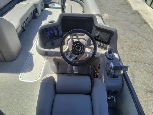 Slide: The Image of Avalon Catalina Platinum Versatile Rear Bench 25 FT 2022 - 8