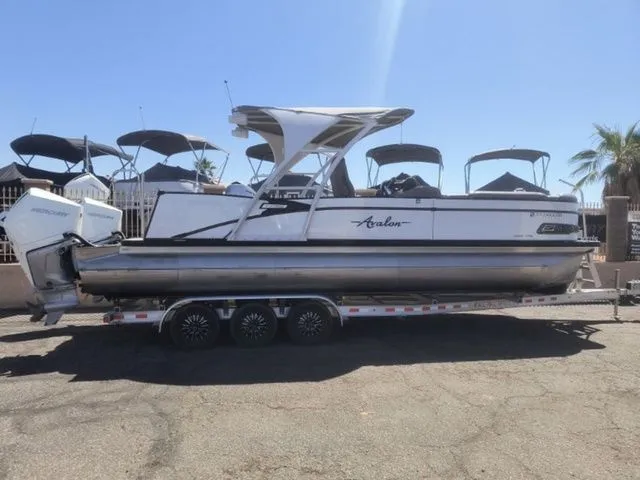 Slide: The Image of Avalon Catalina Platinum Versatile Rear Bench 25 FT 2022 - 9