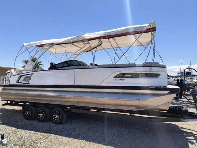 The Image of Avalon Excalibur Quad Lounge Windshield 27 FT 2024 - 1