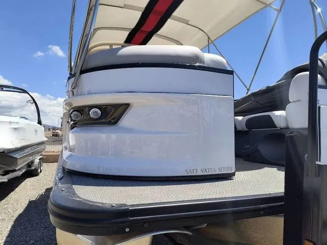 Slide: The Image of Avalon Excalibur Quad Lounge Windshield 27 FT 2024 - 10